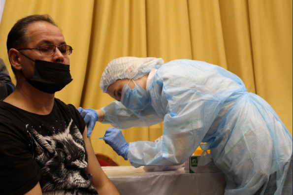 Мобильный пункт вакцинации против COVID развернулся в Новосибирском областном театре кукол