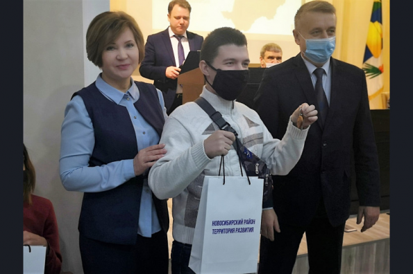 Ключи от квартир вручили детям-сиротам в Новосибирском районе 