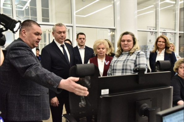 Андрей Травников проверил работу Центра общественного наблюдения за ходом голосования на выборах Президента России