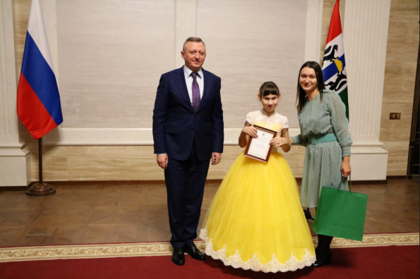 Особенных детей, одаренных в сфере культуры и искусства, наградили в Правительстве региона