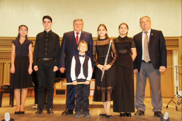 Руководителю и коллективу Новосибирской специальной музыкальной школы вручены награды Минкультуры России
