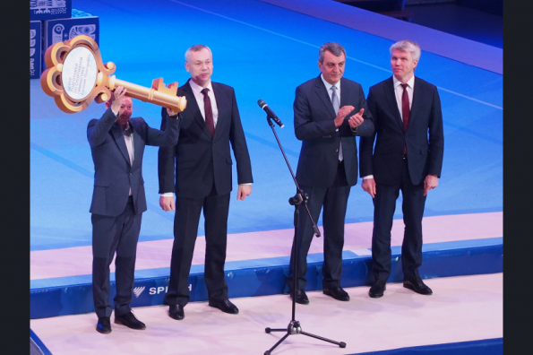 Андрей Травников передал Евгению Подгорному символический ключ в знак открытия Центра подготовки по спортивной гимнастике