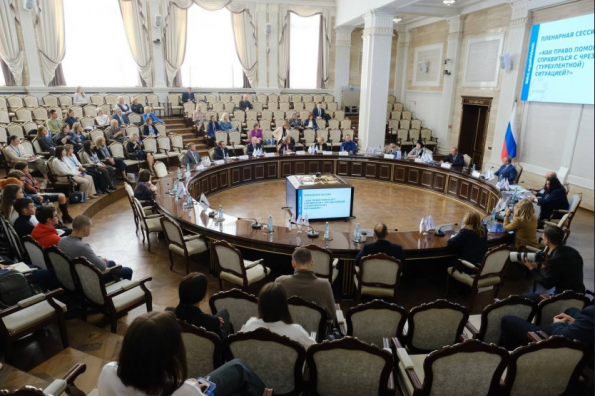 Актуальные правовые вопросы рассмотрели в Правительстве региона на Сибирской Юридической Неделе