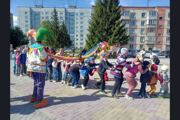 Новый благоустроенный двор благодаря нацпроекту  открыли в наукограде Кольцово в День защиты детей