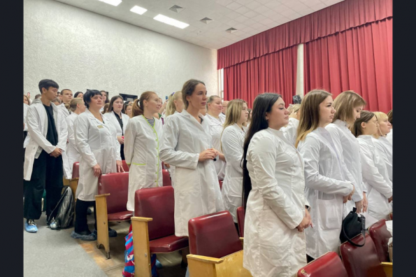 В Новосибирской области будущие медсестры и медбратья прошли посвящение в профессию