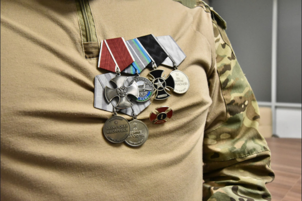 Андрей Травников вручил участникам специальной военной операции удостоверения «Ветеран боевых действий»