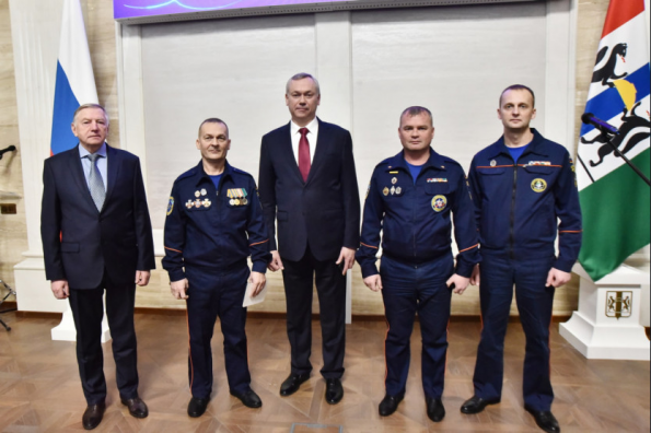 В День Конституции Губернатор Андрей Травников вручил заслуженным землякам государственные и региональные награды