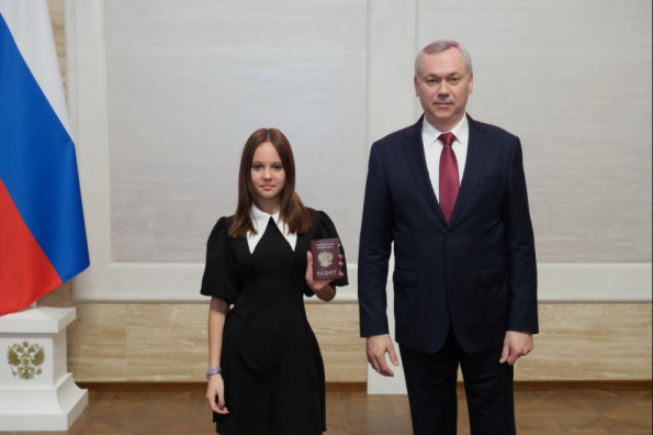 В День Конституции РФ Губернатор поздравил юных новосибирцев с получением главного документа — паспорта гражданина России